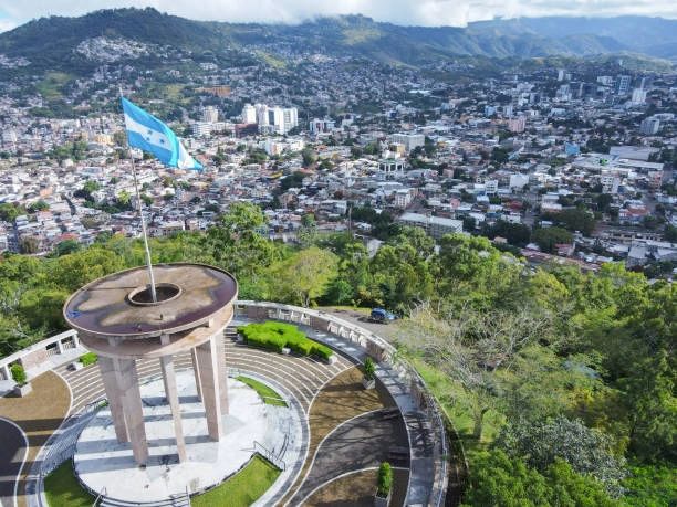 Ilustración principal de La ciudad que recibe Juan Diego Zelaya