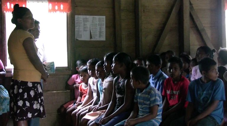Niños tawahkas en la iglesia, Yapuguas.